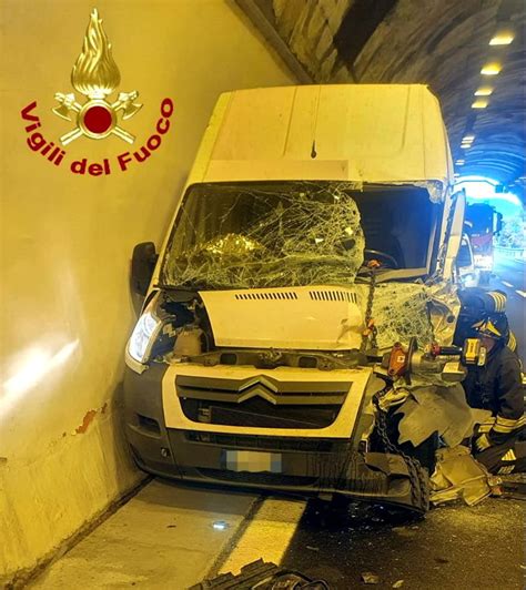 Incidente Sull Autostrada A10 Genova Ventimiglia Furgone Contro La