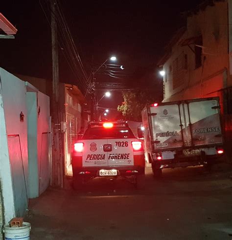 Jovem de 21 anos é morto a tiros em frente a bar no bairro José Walter