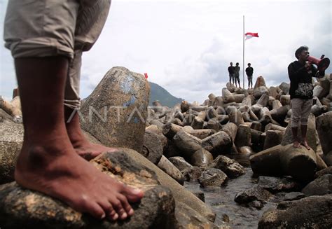 Aksi Warga Pulau Hiri Kibarkan Bendera Setengah Tiang Di Ternate