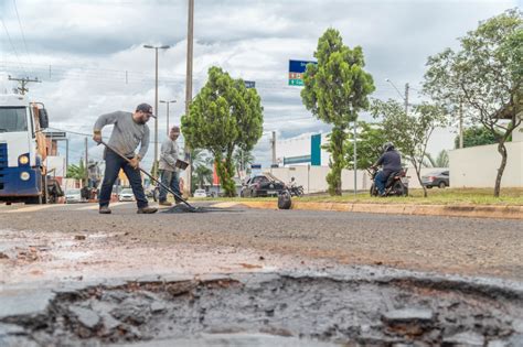 Período chuvoso aumenta número de buracos e município intensifica