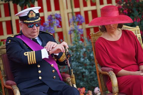 Photo Le Prince Laurent De Belgique Regardant L Heure Pendant La