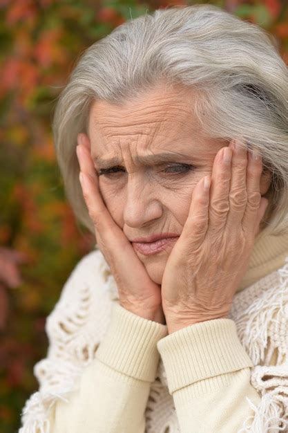 Retrato De Primer Plano De Una Anciana Triste En El Parque De Oto O