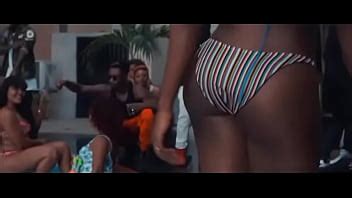 Pétasse fait bouger son cul XVIDEOS