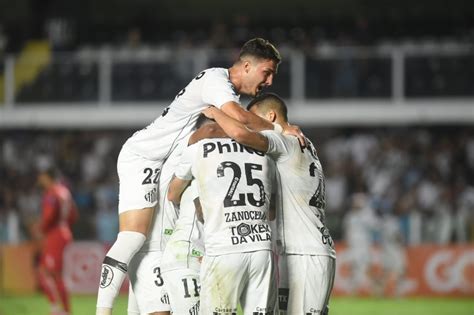 Santos vence o Red Bull Bragantino e se afasta do Z4 do Brasileirão