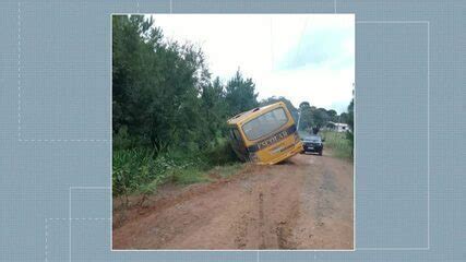 Nibus Escolar Crian As Tomba Em Estrada Rural De Ant Nio Olinto