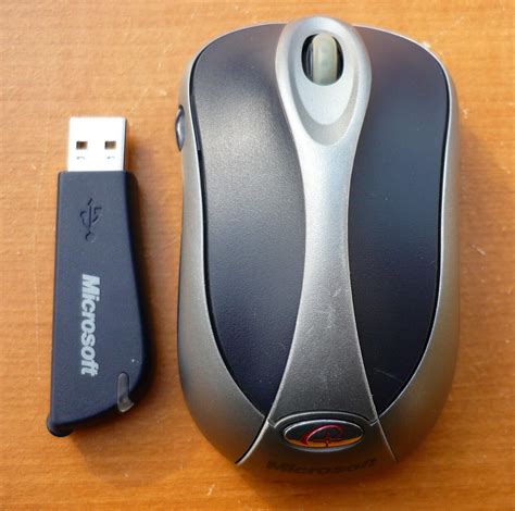 4000 Model 1050 Microsoft Wireless Notebook Optical Mouse