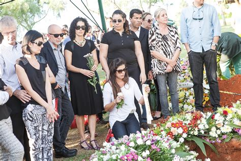 Fam Lia E Curiosos Corpo De Luciano Do Valle Velado Em Campinas