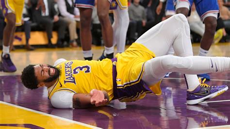 Mri Negative On Lakers Anthony Davis After Bad Fall Abc7 Los Angeles