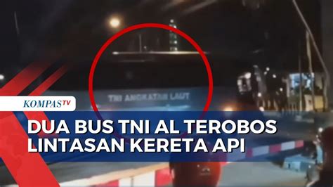 2 Bus TNI AL Terobos Lintasan Kereta Api Pengemudi Diperiksa Polisi