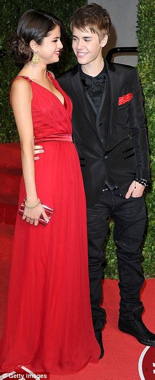 Oscars 2011 Justin Bieber And Selena Gomez Kiss At Vanity Fair Party