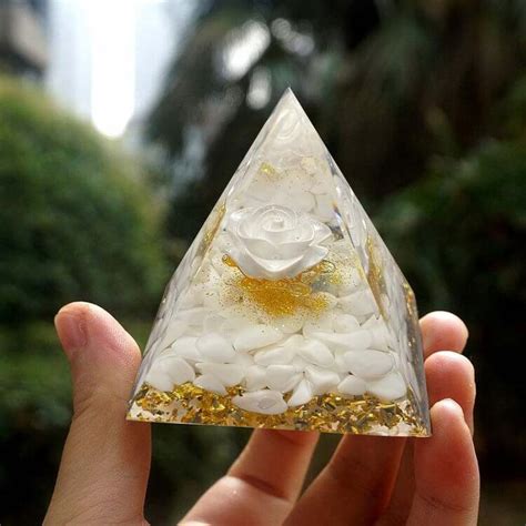 Pyramide D Orgonite Chakra Rose En Jade Blanc Pyramide Orgonite