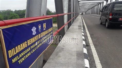 Jembatan Ngujang Tulungagung Dipakai Nongkrong Warga Polisi Akan