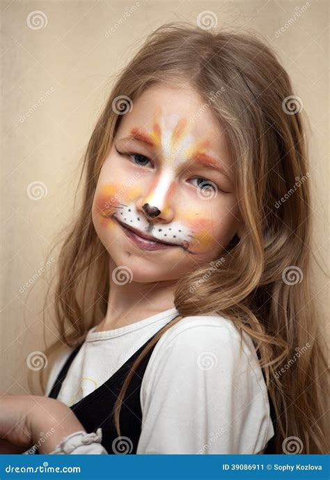 Petite Fille Avec Le Portrait De Maquillage De Peinture De Chat Image