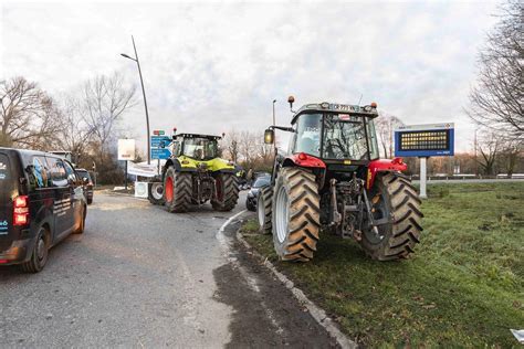 Colère des agriculteurs léchangeur de lA64 de Pau centre encore