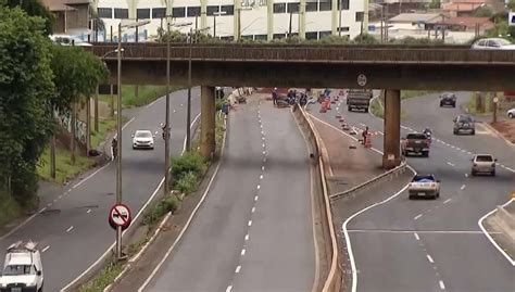 Trecho Da Br 365 Próximo Ao Viaduto Virgílio Mineiro é Parcialmente