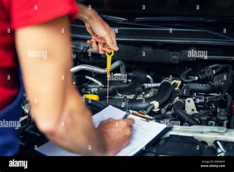 Coche Inspección y mantenimiento mecánico revise el nivel de aceite