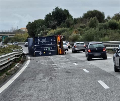 Autoarticolato Si Ribalta In Corsia Di Sorpasso Incidente Sulla