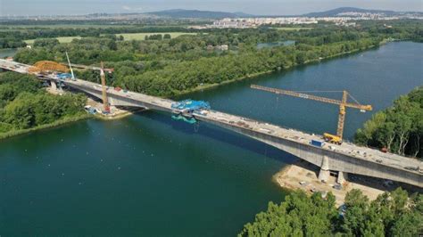 Danube Crossing: The four bridges are eventually connected!