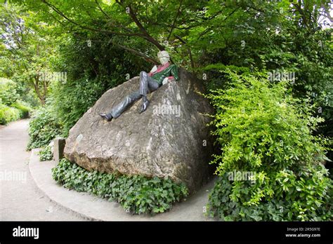 Oscar Wilde Monument Stock Photo Alamy