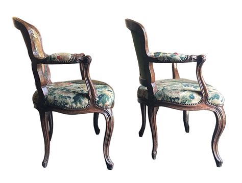 Paire De Fauteuils En Noyer Recouverts De Broderies Au Petit Point