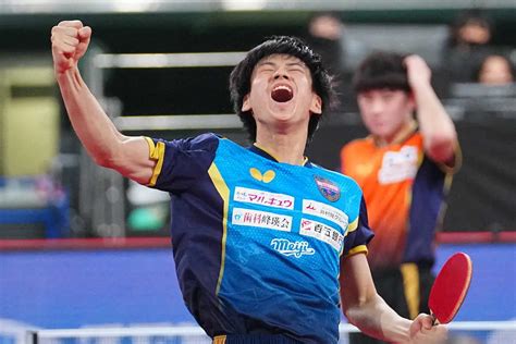 ＜2023年全日本卓球選手権・男子シングルス決勝＞張本に勝利し優勝を決めガッツポーズを見せる戸上（撮影・会津 智海） ― スポニチ