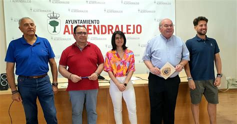 La Concejala De Festejos Del Ayuntamiento De Almendralejo Acompa A A