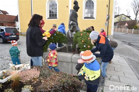 Frauenunion Gestaltet Mit Der Eltern Kind Gruppe Den Osterbrunnen