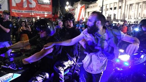 En medio de brutal represión a protestas Senado argentino aprueba por