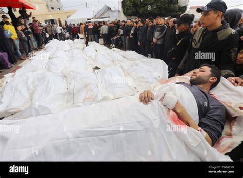 Palestinos Asisten Al Funeral Celebrado En El Hospital De Los Mártires De Al Aqsa Para 70