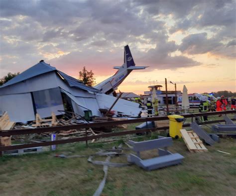 Dramatyczny wypadek pod Warszawą Samolot spadł na hangar są ofiary