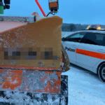 Güttingen TG PW Lenkerin überholt und prallt bei Unfall in Schneepflug