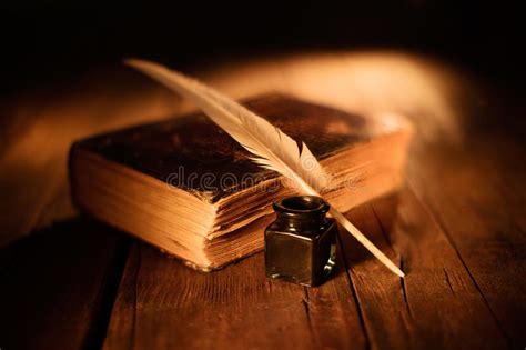 Libro Viejo Con La Pluma De Canilla Y Tintero En La Tabla De Madera