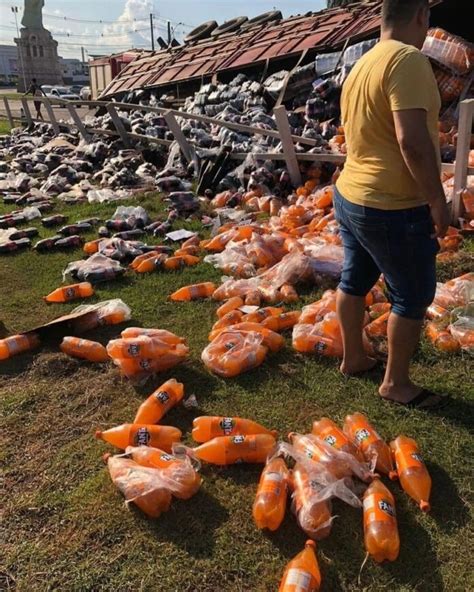 Carreta carregada de refrigerante tomba na rotatória da Havan e quase