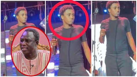 Le visage très triste de Wally Seck en rendant hommage à son père