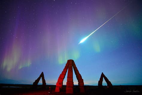 APOD: 2023 September 16 - Fireball over Iceland - 智写AI