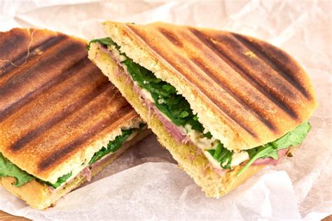 Panini med skinke og ost Nem opskrift på lækker grillet sandwich