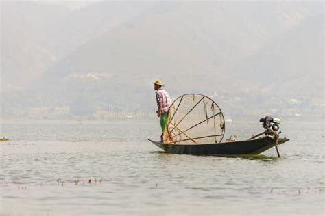 Barco Dos Peixes Na Praia De Lang Co Imagem De Stock Imagem De