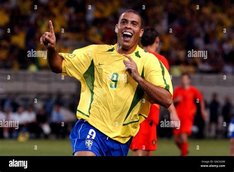 Ronaldo 2002 World Cup Stock Photos & Ronaldo 2002 World Cup Stock ...