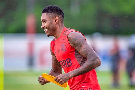 Flamengo abre conversas para renovação Vitinho FlaResenha