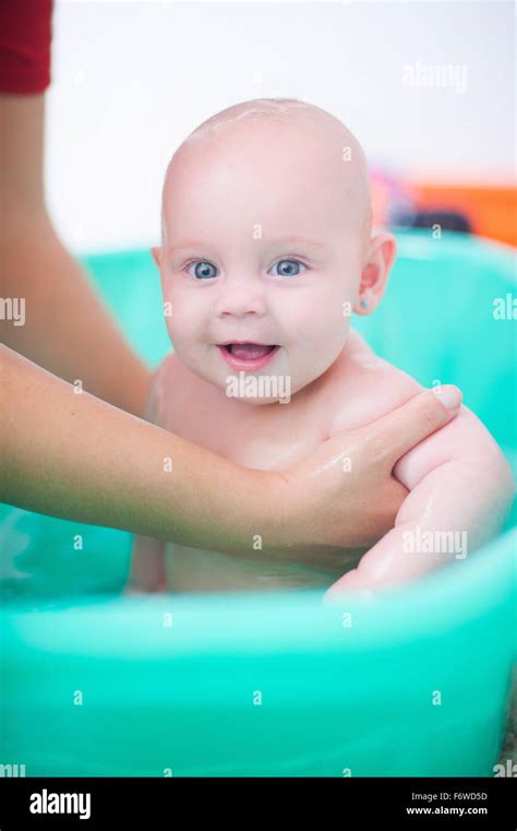 Echelle De M Re Petite Fille Dans La Salle De Bains Photo Stock Alamy