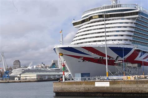 Triple escala de cruceros en A Coruña los turistas toman la ciudad