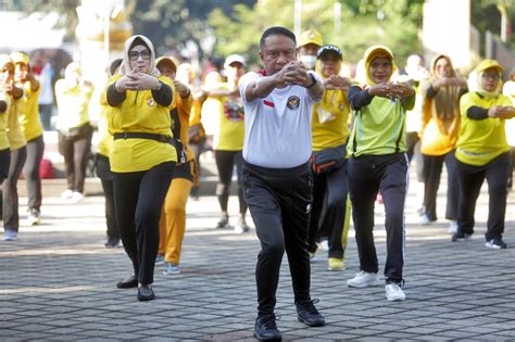 Menpora Amali Senam Bersama Pegawai Kemenpora Dan Komunitas Olahraga