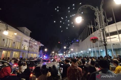 Jalan Asia Afrika Kota Bandung Macet Total Saat Malam Tahun Baru