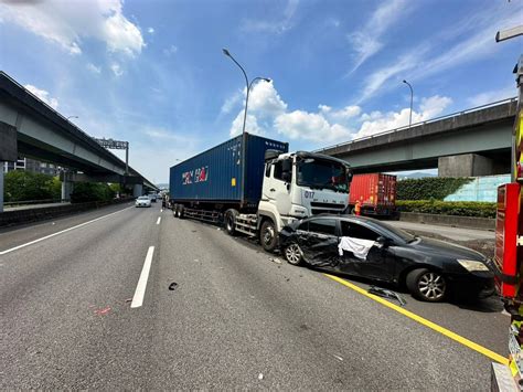 國1重大車禍！聯結車撞扁轎車 夫妻困「廢鐵」雙亡 社會焦點 太報 Taisounds