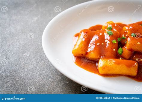 Tarta De Arroz Corea Con Salsa Picante Tteokbokki Foto De Archivo