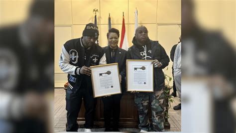 New Orleans mayor presents local legends with keys to city