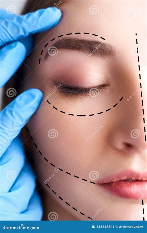 Belle Jeune Femme Avec Des Lignes De Perforation Sur Son Visage Avant