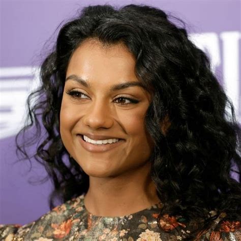 Simone Ashley Su Cambio De Look De Sex Education A Los Bridgerton