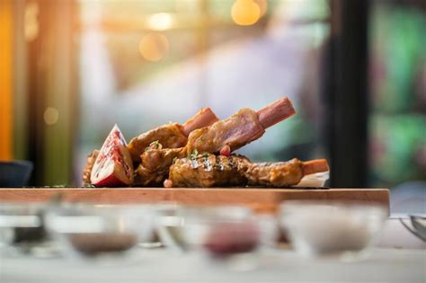 Carne cozida em tábua de madeira pedaço de costela de vitela de romã