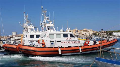 La Guardia Costera De Italia Rescata Tras Ocho Días A La Deriva En Alta